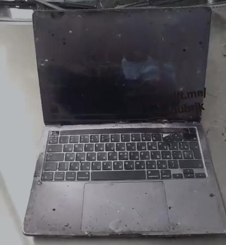 Russischer Soldat klaut Macbook, nutzt es als Brustpanzer und stirbt