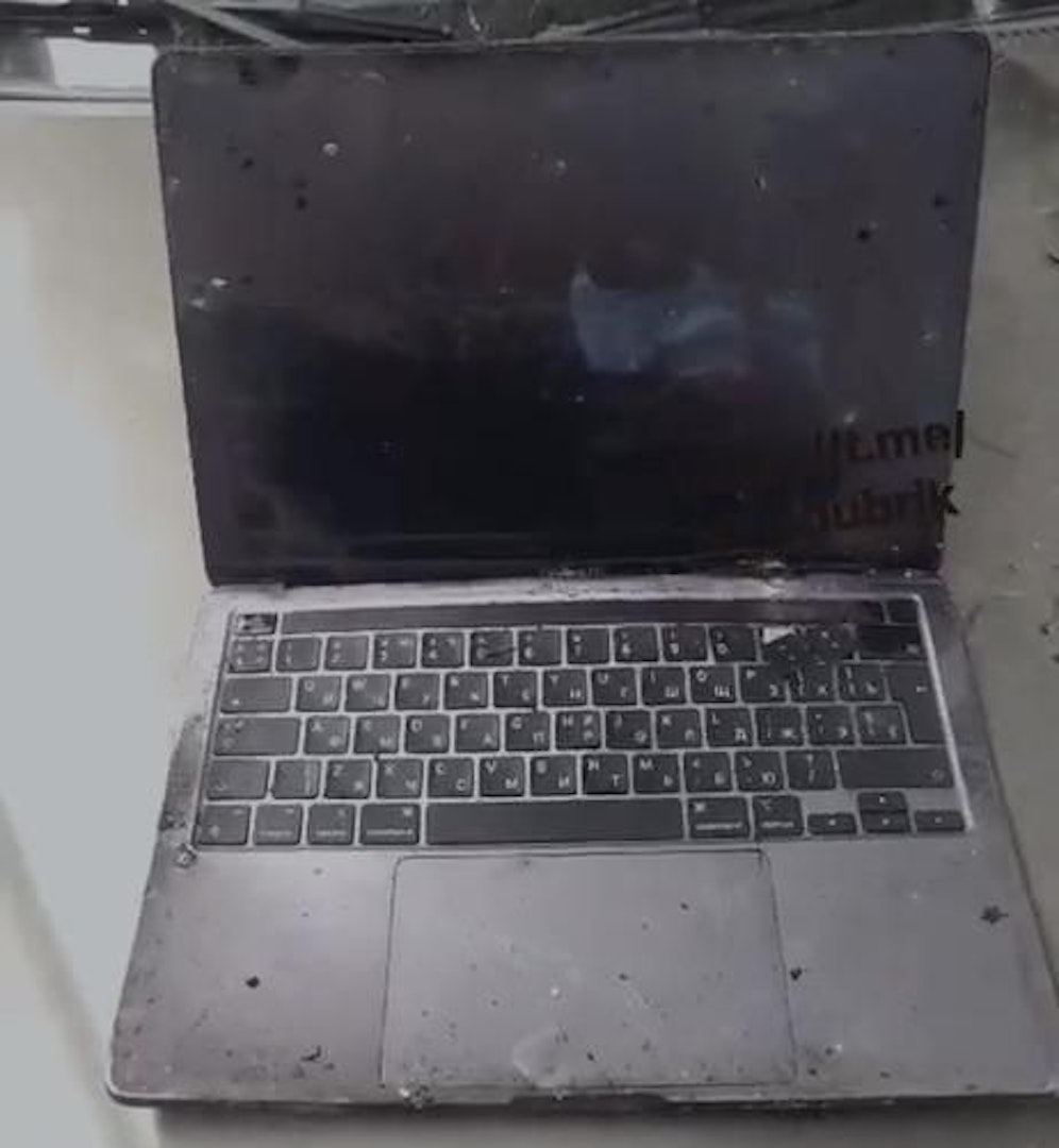 Russischer Soldat klaut Macbook, nutzt es als Brustpanzer und stirbt