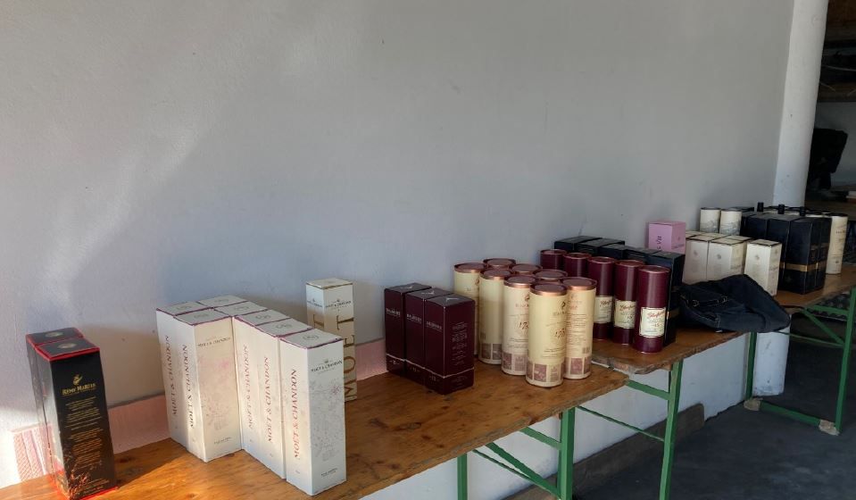 Die gestohlene Ware aufgeschlichtet.