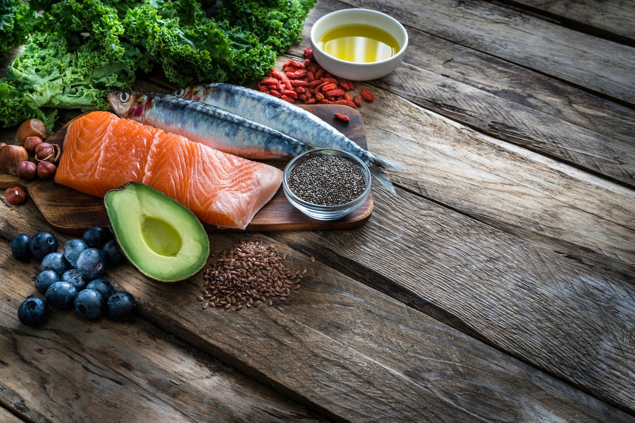 Diese Lebensmittel sind gut für deinen Körper: fettreicher Fisch wie Lachs enthält viele Omega-3-Fettsäuren.