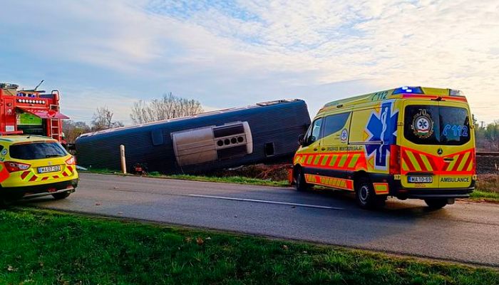 Der Zug krachte mit einem Lieferwagen zusammen