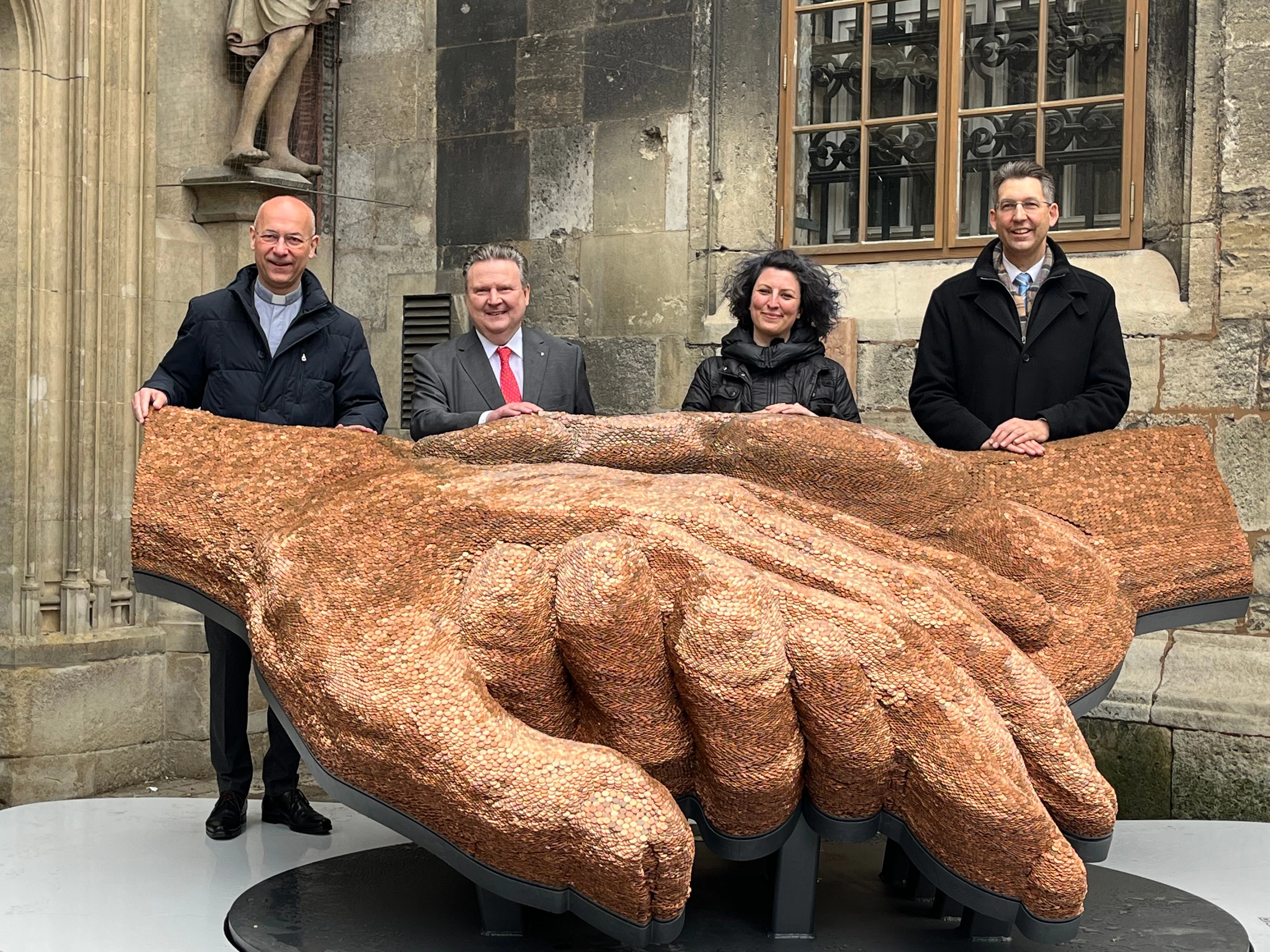  v.l.: Dompfarrer Toni Faber, Bürgermeister Michael Ludwig, Künstlerin Julia Bugram und Bezirksvorsteher Markus Figl, 