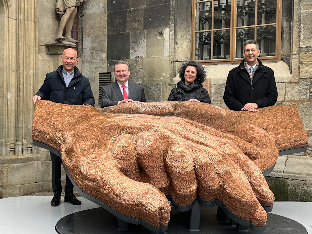  v.l.: Dompfarrer Toni Faber, Bürgermeister Michael Ludwig, Künstlerin Julia Bugram und Bezirksvorsteher Markus Figl mit der Skulptur 