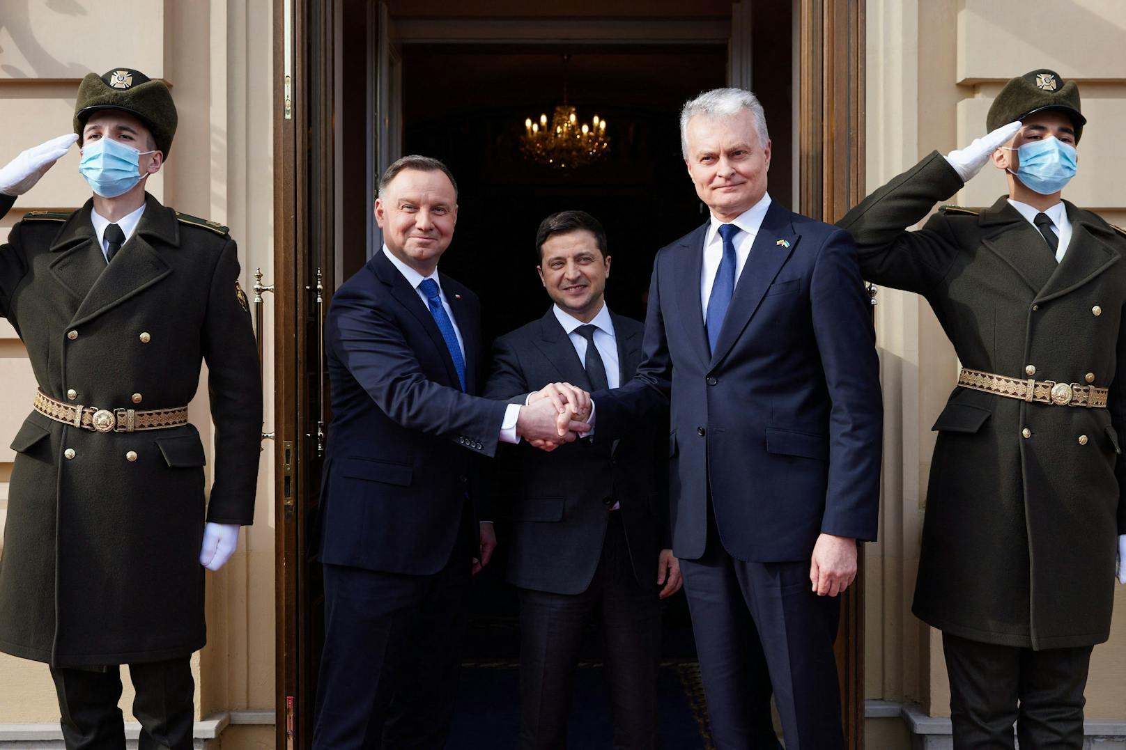 Am Tag vor der Invasion empfing Selenski noch die Präsidenten Litauens, Gitanas Nauseda, und Polens, Andrzej Duda mit einem Lachen in Kiew. (23. Februar 2022)