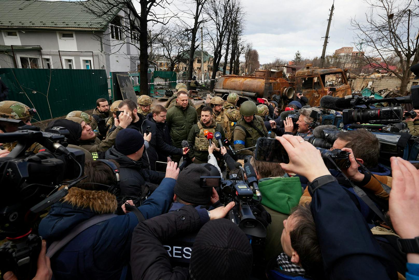 Auf die Frage eines Reporters der BBC, ob es überhaupt noch möglich sei, mit Russland über Frieden zu sprechen, antwortete er: "Ja, denn die Ukraine braucht Frieden".