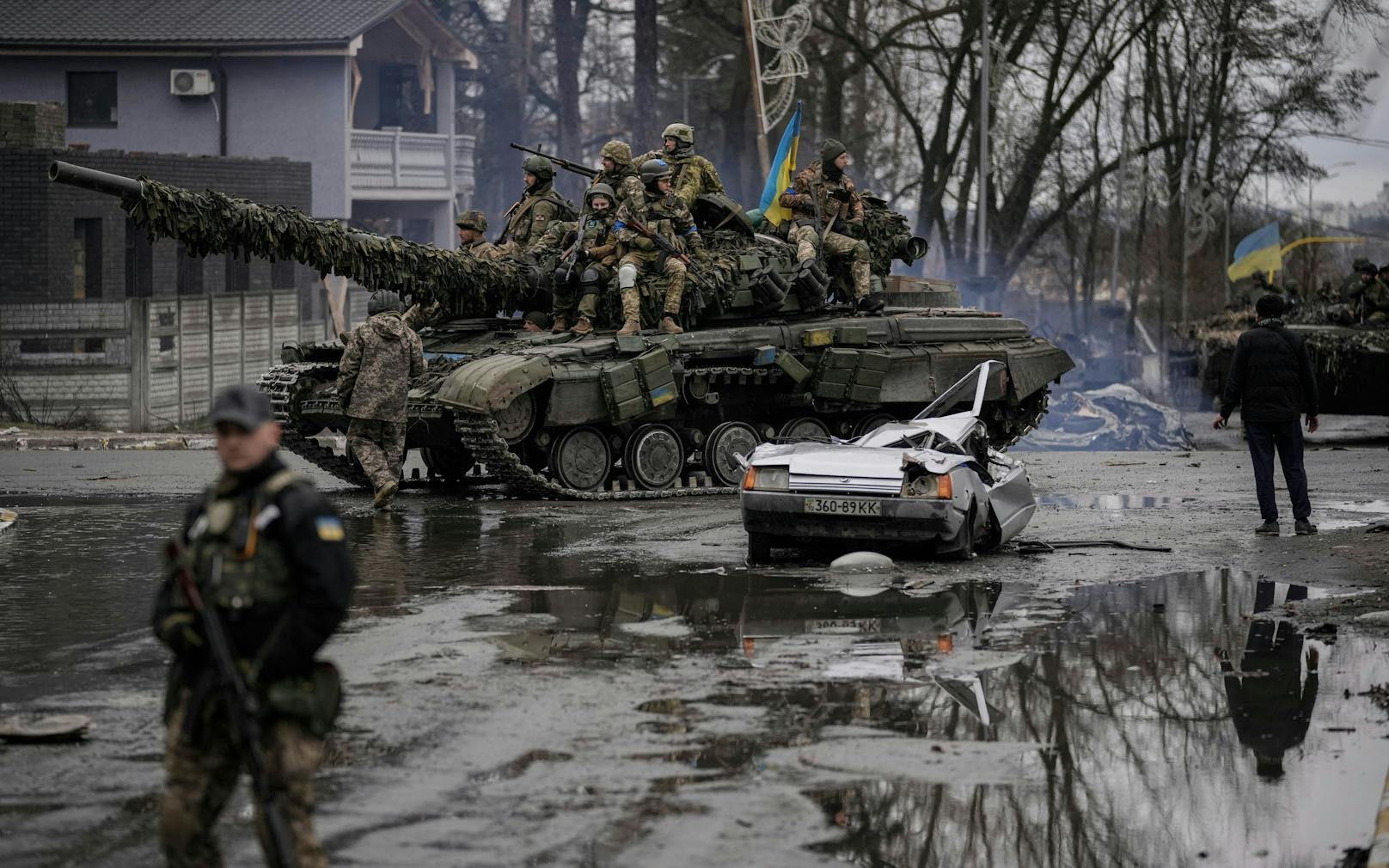 Russlands Armee hat die ukrainischen Streitkräfte in der umkämpften Hafenstadt Mariupol ultimativ zur Aufgabe aufgerufen.