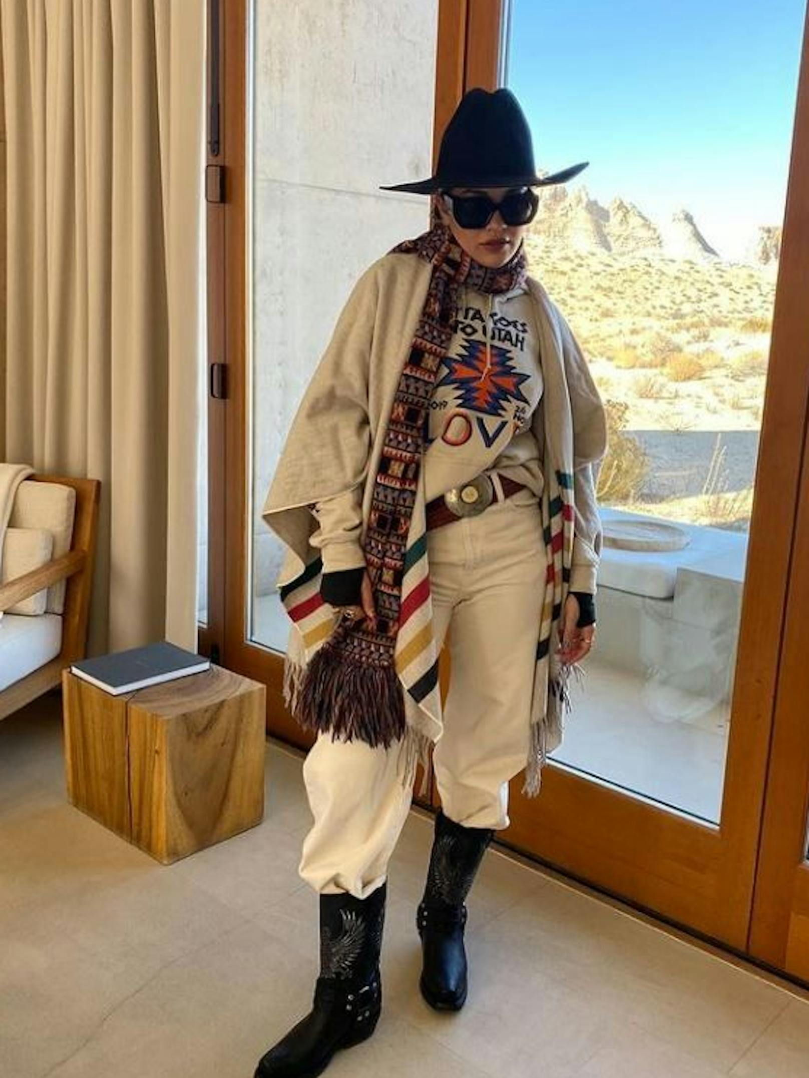Rita Ora posiert im Cowboy-Look. Ob ihr bei dem sonnigen Wetter nicht warm ist?