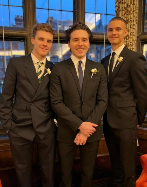 Cruz Beckham (l.) und Romeo Beckham(r.) werden Brooklyn Beckhams Trauzeugen.