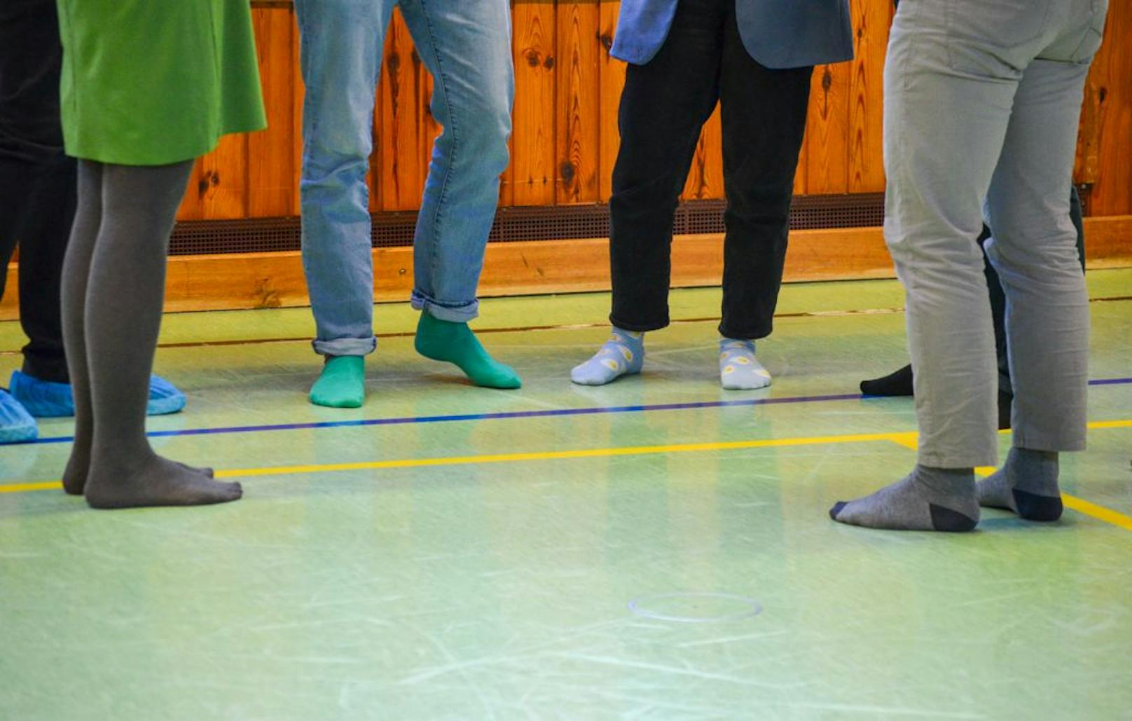 Die Bezirksvertretung Alsergrund hielt ihre Sitzung Schuhlos in einer Turnhalle ab.