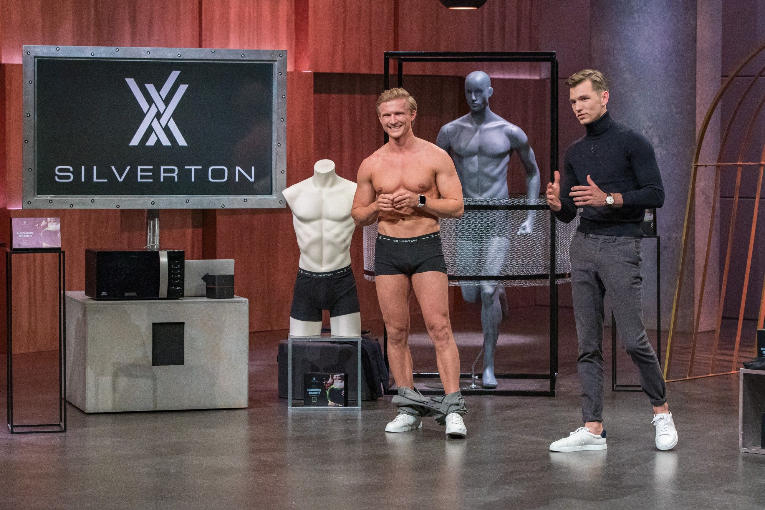 Die Gründer präsentieren ihre "gesunde Unterhose", die vor elektrischen Strahlungen schützt.