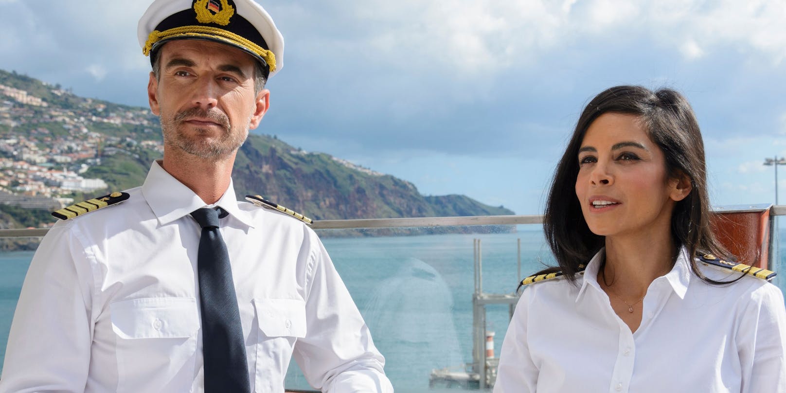 Dr. Jessica Delgado (Collien Ulmen-Fernandes) mit Kapitän Max Parger (Florian Silbereisen) am "Traumschiff".