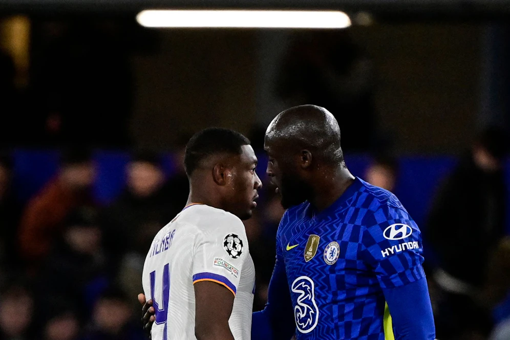 David Alaba lässt keinen Treffer von Chelsea-Stürmer Romelu Lukaku zu.