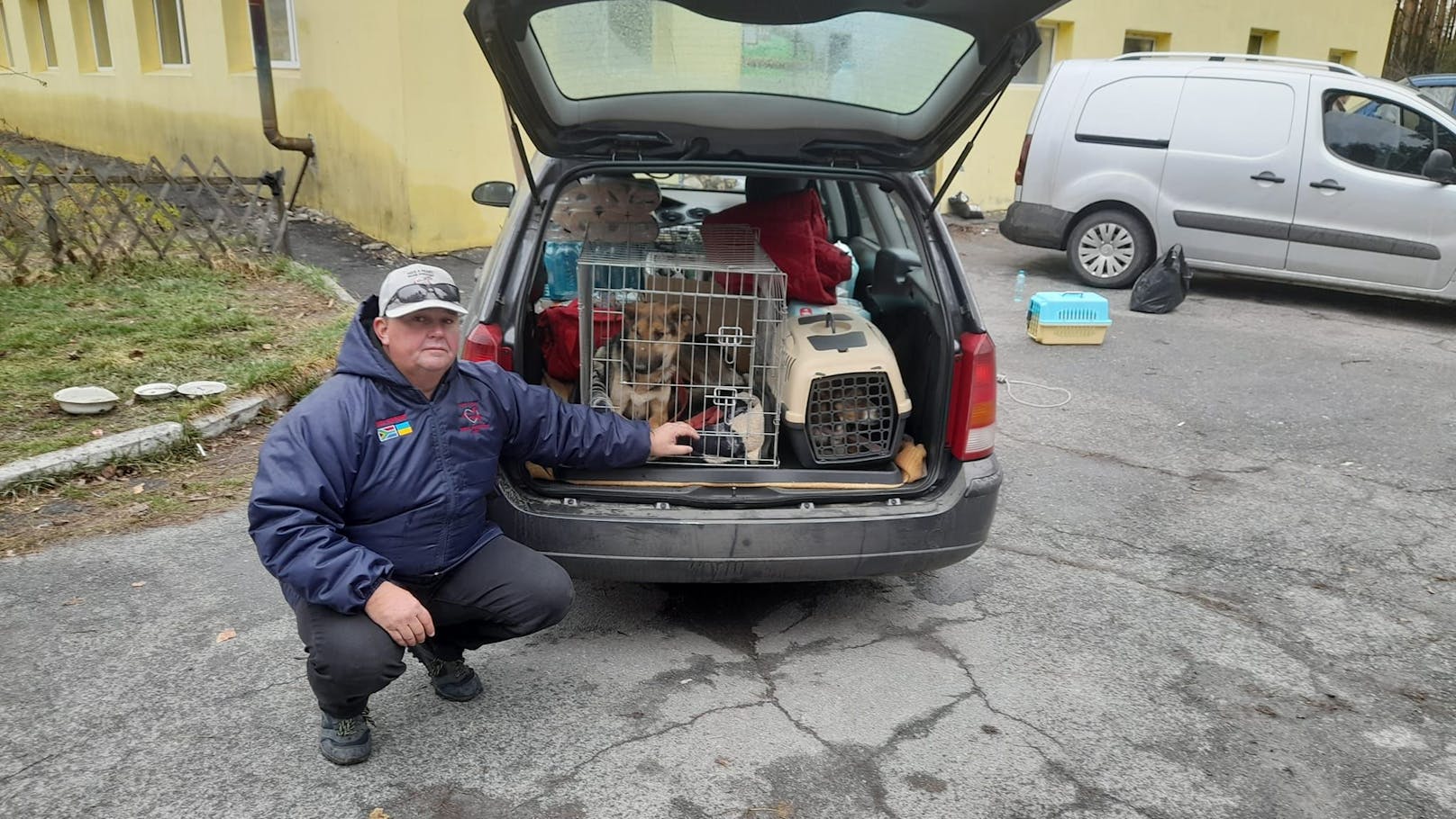 Marc von der Tierschutzorganisation "Have a Heart Equine Sanctuary" hatte&nbsp;im März den langen Weg von Südafrika bis in die Ukraine auf sich genommen, um dort Tieren zu helfen und so viele, wie möglich zu retten.