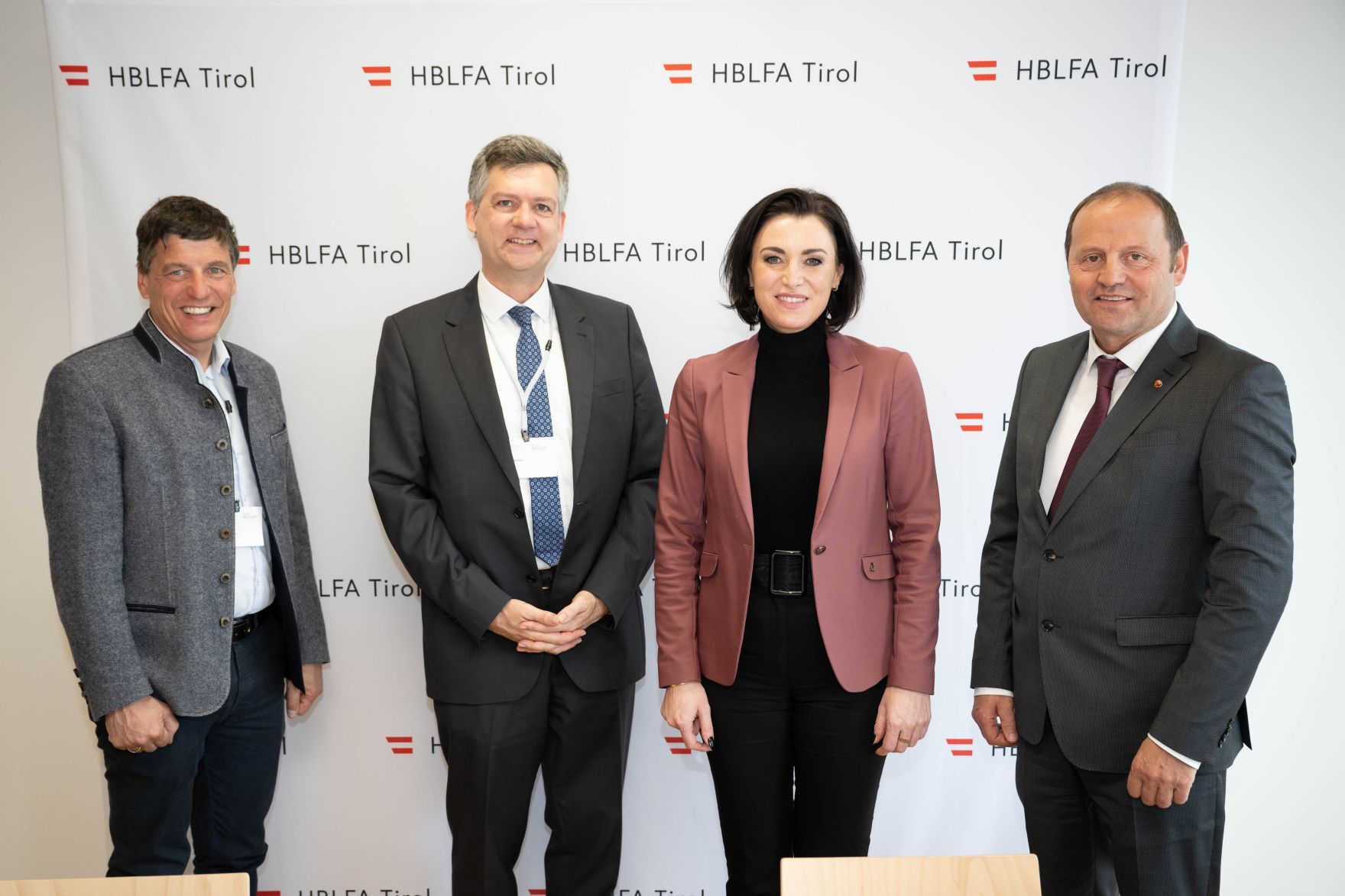 Bundesministerin Elisabeth Köstinger besuchte die HBLFA Tirol in Strass im Zillertal - eine Dienststelle des BMLRT, die in den Fachrichtungen Landwirtschaft und Ernährung sowie Lebensmittel- und Biotechnologie forscht und lehrt