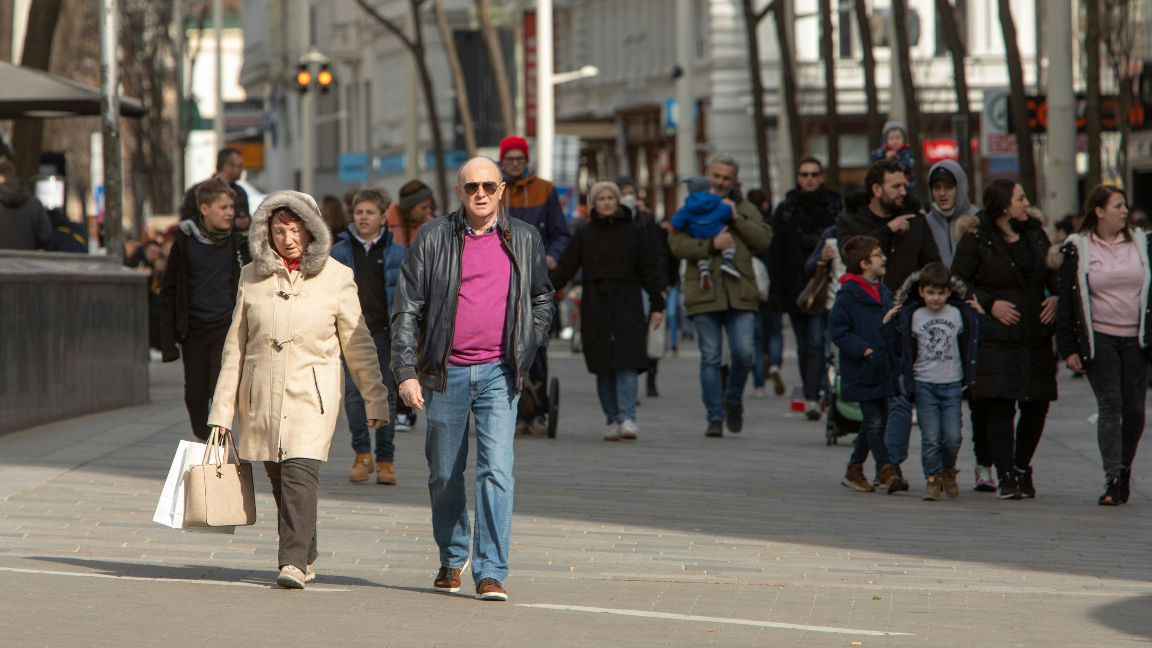 Menschen auf der Mariahilferstraße 