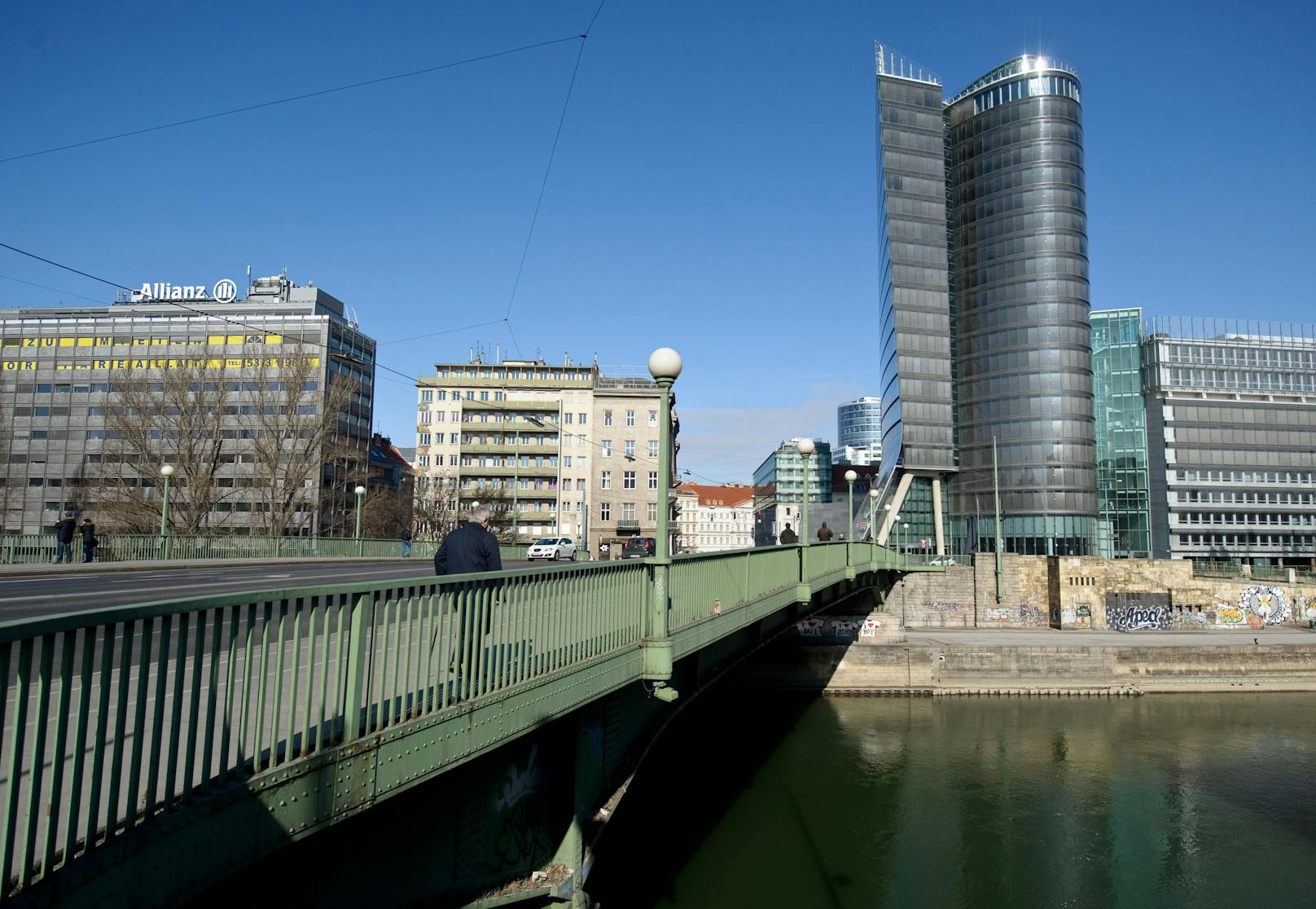 Die Aspernbrücke überquert den Donaukanal in Wien und verbindet die Bezirke Innere Stadt und Leopoldstadt.