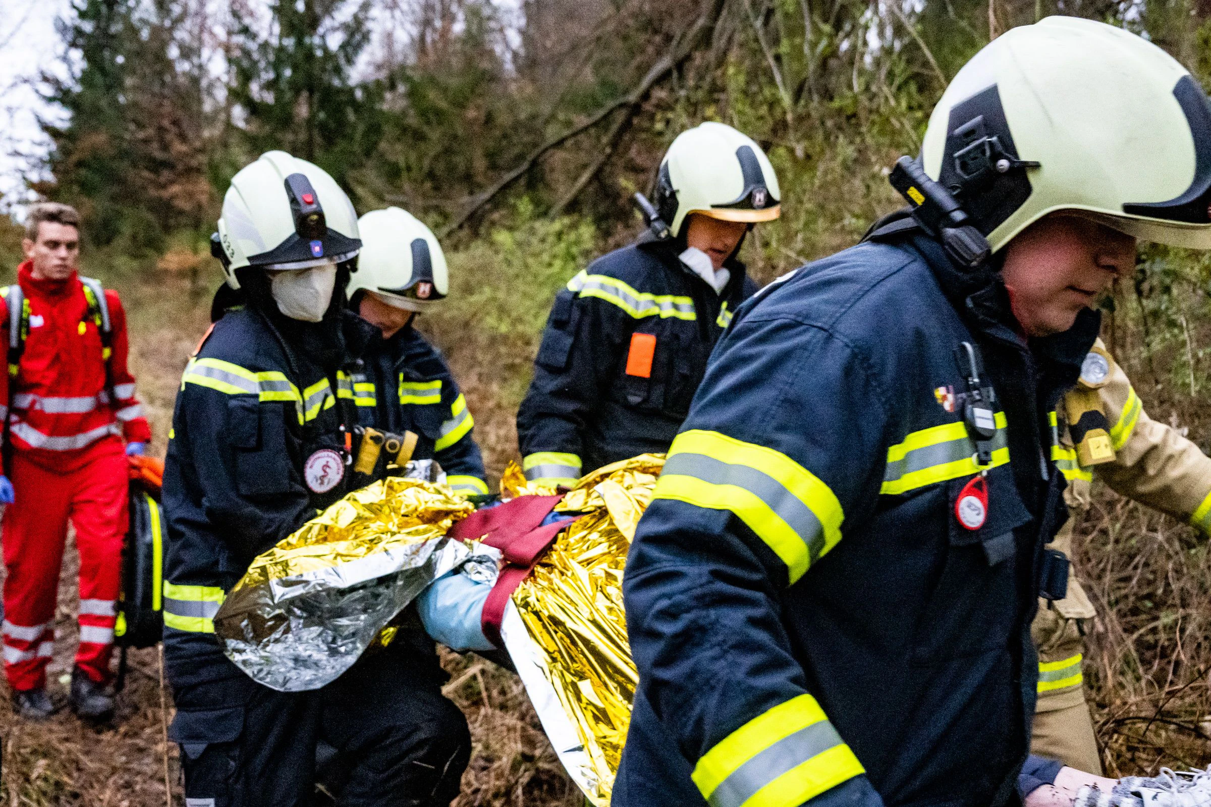 Die Frau wurde ins Krankenhaus gebracht.