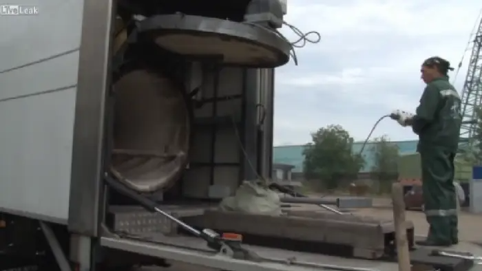 Russland soll ein mobiles Krematorium in Mariupol einsetzen.