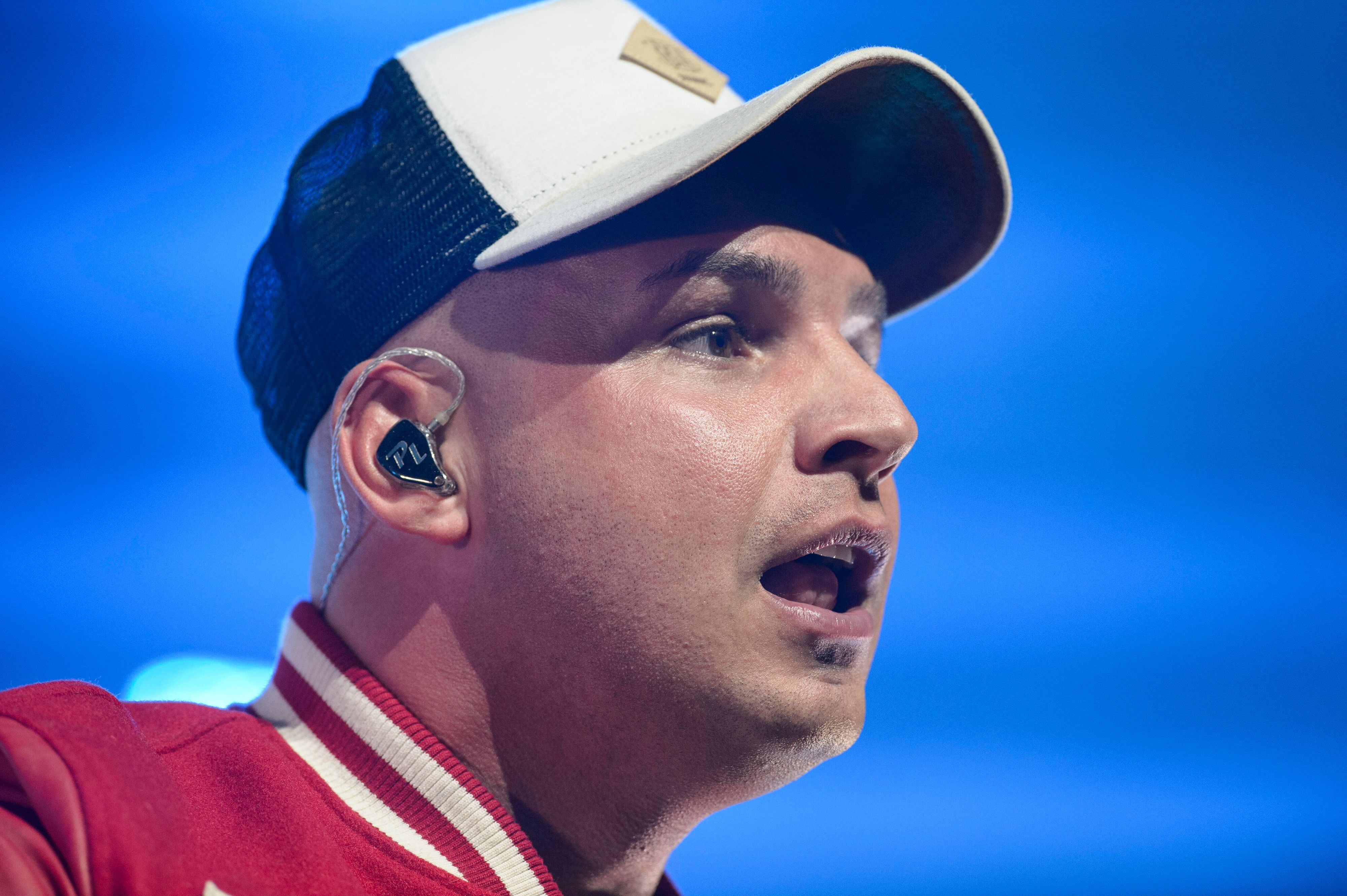 Der Sänger sagt seine Meinung.