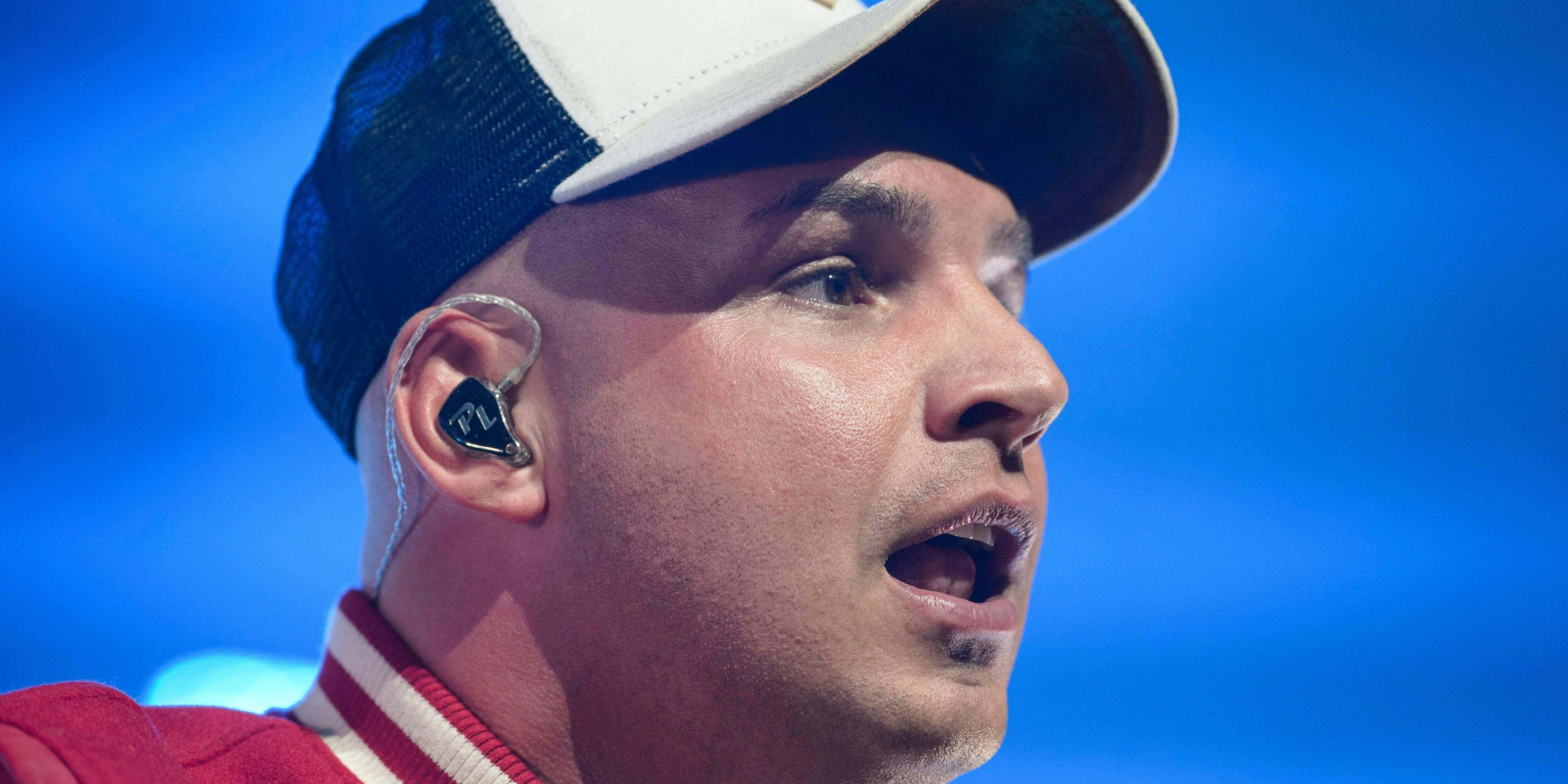 Der Sänger sagt seine Meinung.