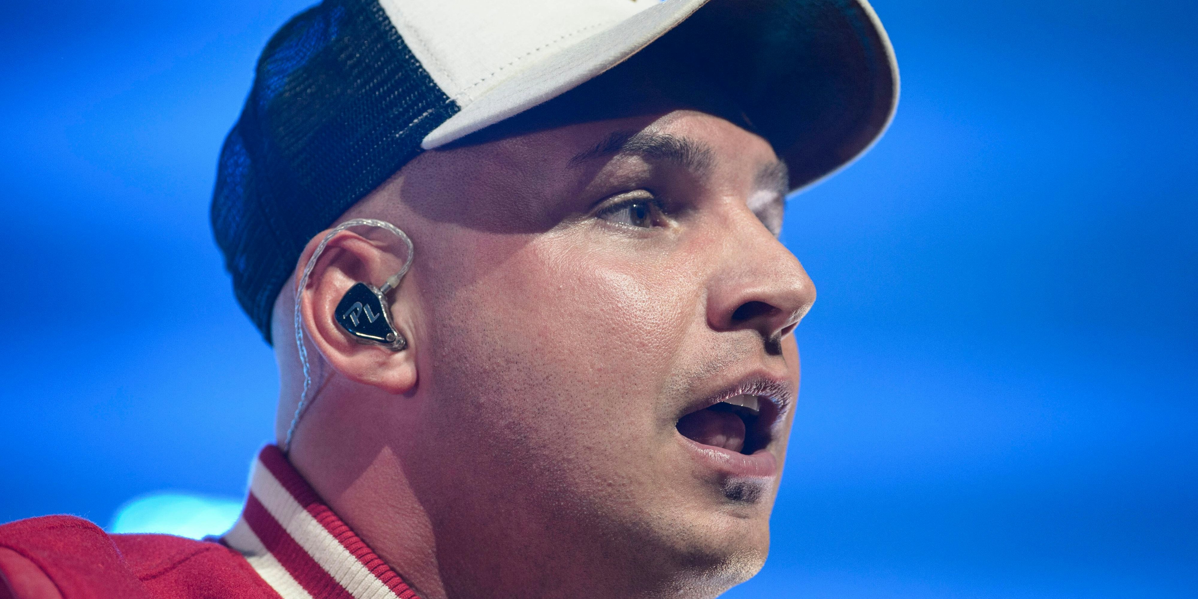 Der Sänger sagt seine Meinung.