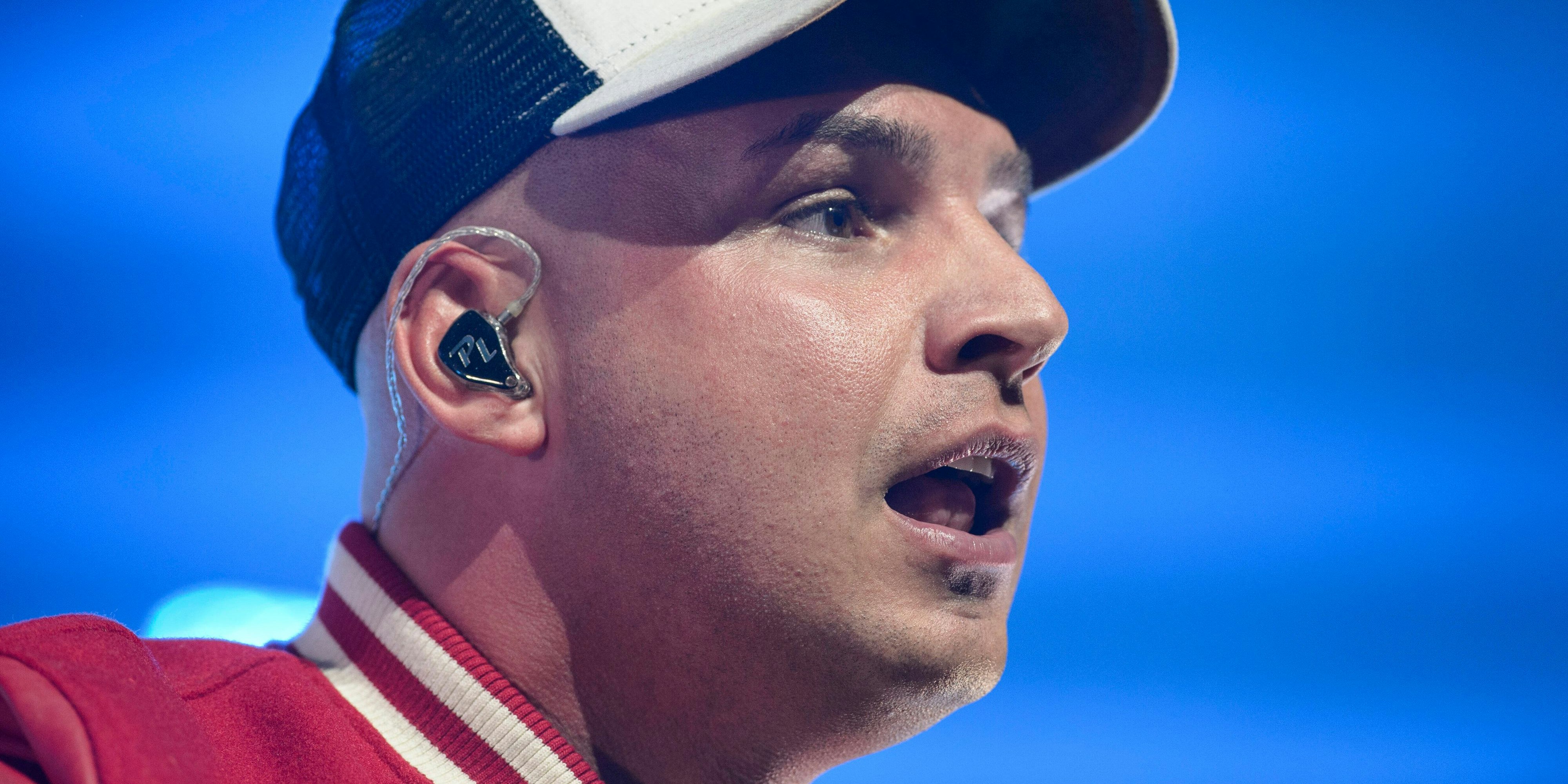 Der Sänger sagt seine Meinung.