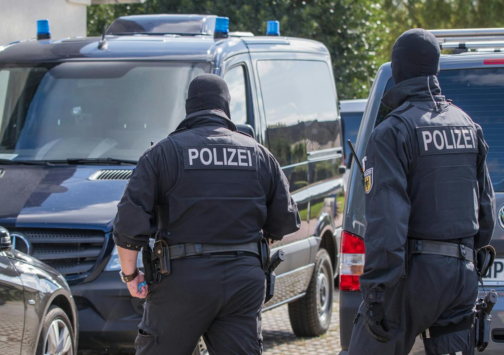 Großrazzia – Deutsche Polizei sprengt Nazi-Terrorgruppe