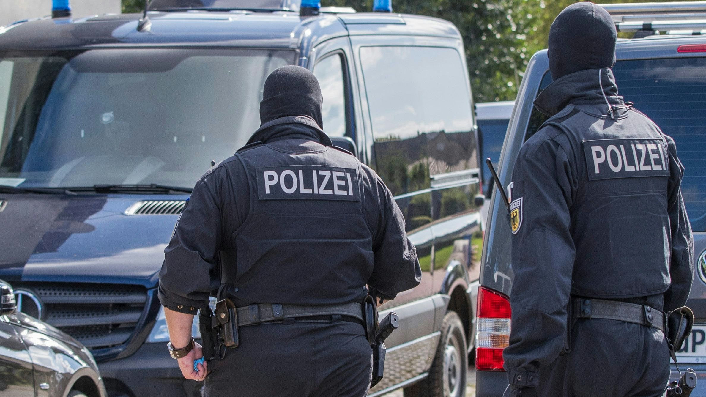 Download von www.picturedesk.com am 06.04.2022 (08:50).  Police officers of a special unit walk on a property in Banzkow, Germany, 28 August 2017. Officers of the Federal Office for Criminal Investigation and the federal police searched apartments and offices in several places in Mecklenburg-Western Pomerania. The preparation of a subversive act of violence is suspected. Photo: Jens Büttner/dpa-Zentralbild/dpa - 20170828_PD11636 - Rechteinfo: Rights Managed (RM)