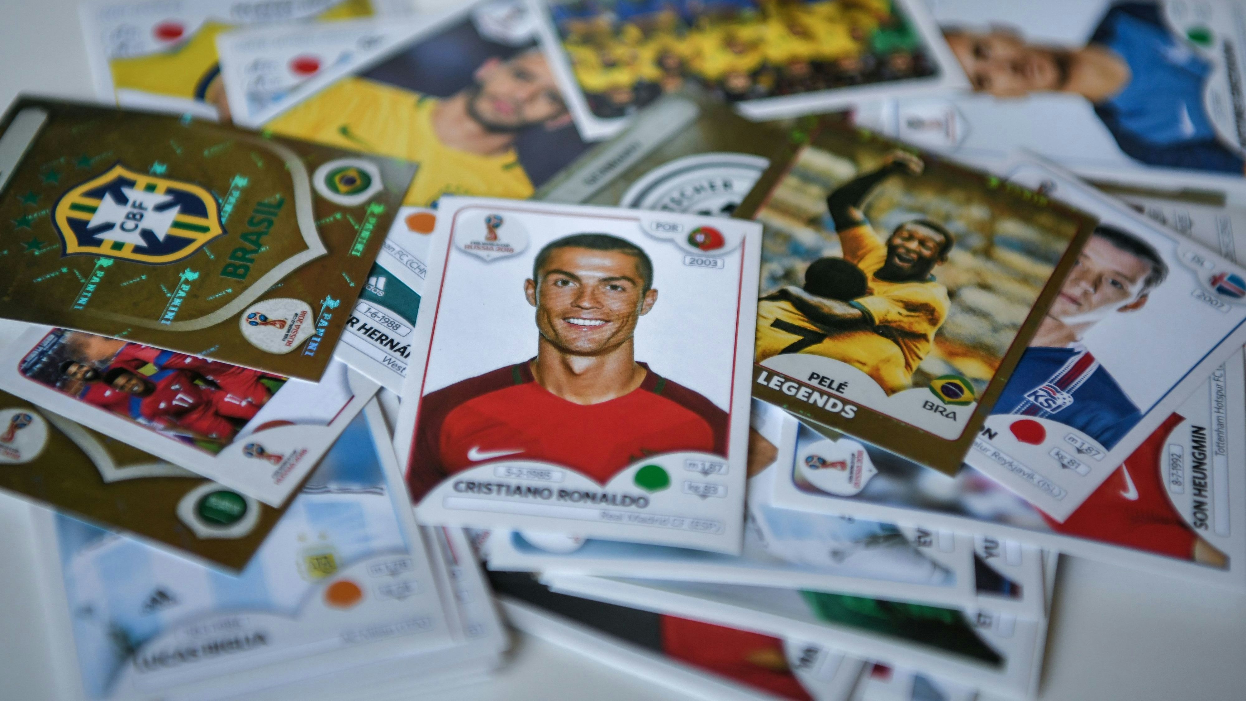Download von www.picturedesk.com am 06.04.2022 (11:18).  A Cristiano Ronaldo (C) collectible card by Panini is pictured among others in Gianni Bellini's collection, the owner of the largest Panini football stickers collection in the world, in San Felice sul Panaro, Modena, Italy on July 18, 2018. / AFP PHOTO / Piero CRUCIATTI - 20180718_PD11117 - Rechteinfo: Rights Managed (RM) Nur für redaktionelle Nutzung! Werbliche Nutzung erfordert Freigabe: bitte schicken Sie uns eine Anfrage.