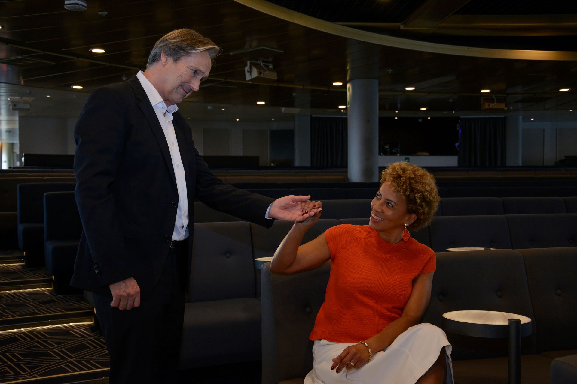 Roman Hilbert (Helmut Zierl) nimmt all seinen Mut zusammen und fordert Monika Bach (Arabella Kiesbauer) zum Tanz auf.