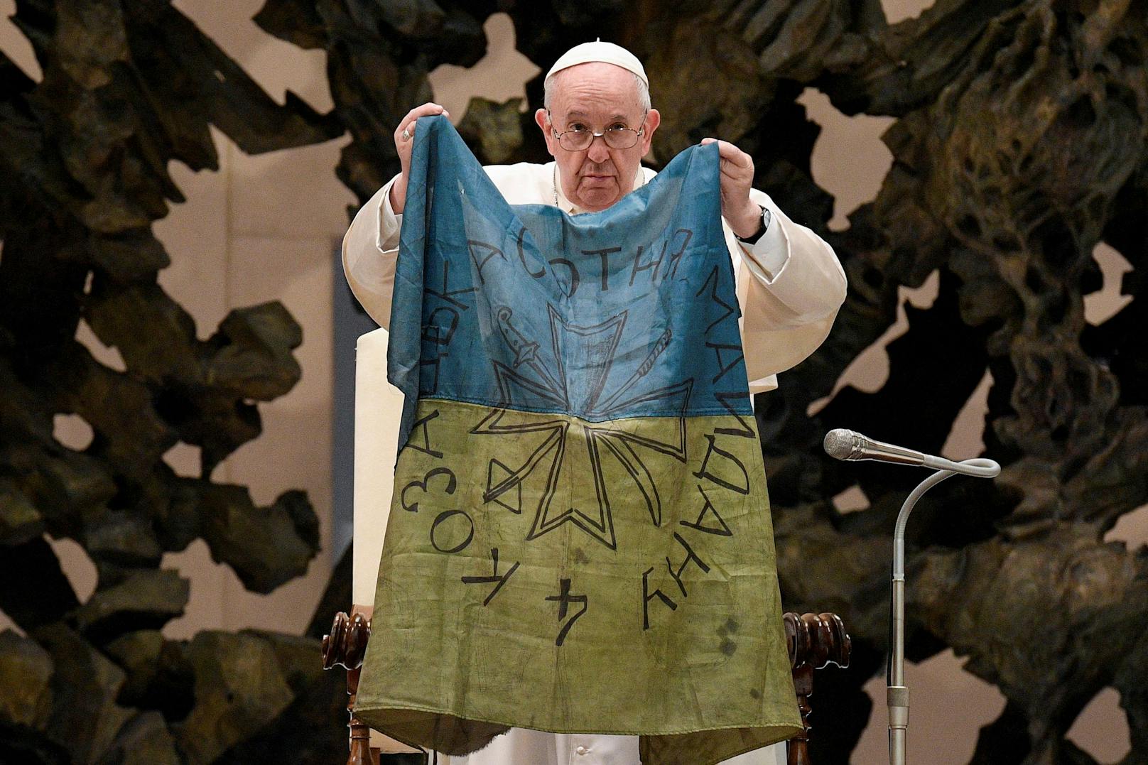 Der Papst hat Gräueltaten wie das Massaker im <a href="https://www.heute.at/s/selenski-in-butscha-zeigen-was-hier-passiert-ist-100199628">ukrainischen </a><a href="https://www.heute.at/s/selenski-in-butscha-zeigen-was-hier-passiert-ist-100199628">Butscha</a> scharf verurteilt.
