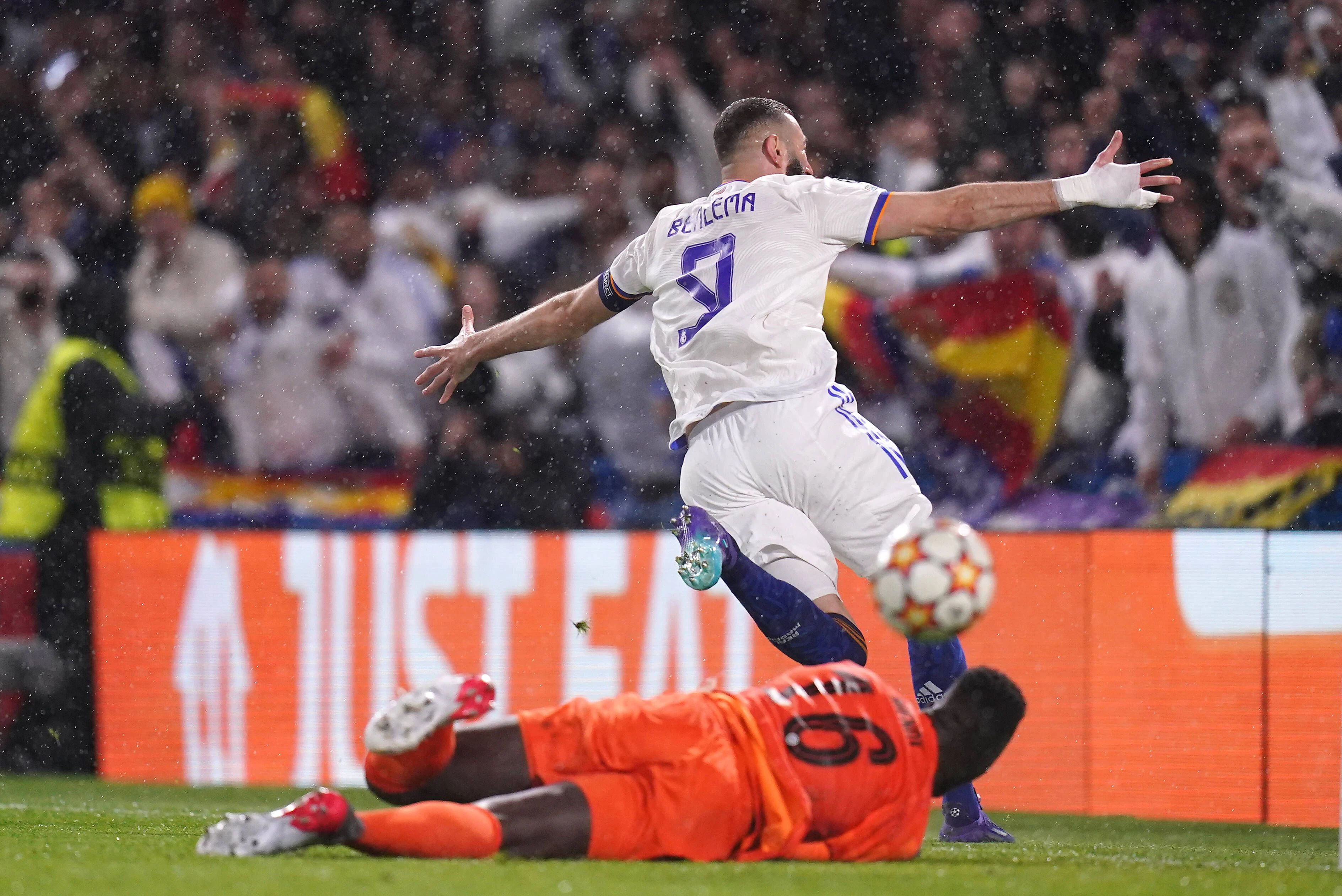 Karim Benzema jubelt gegen Chelsea über einen Hattrick.