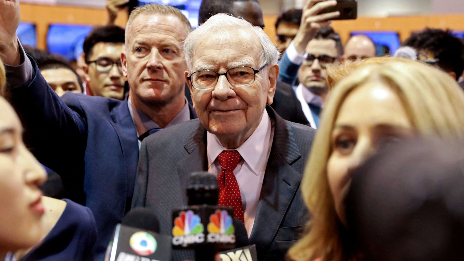 <strong>Platz 7:</strong> Warren Buffett gilt als einer der erfolgreichsten Investoren der Welt. Er ist CEO von Berkshire Hathaway und bringt rund 133 Milliarden Dollar (rund 108 Milliarden Euro) auf die Waage.