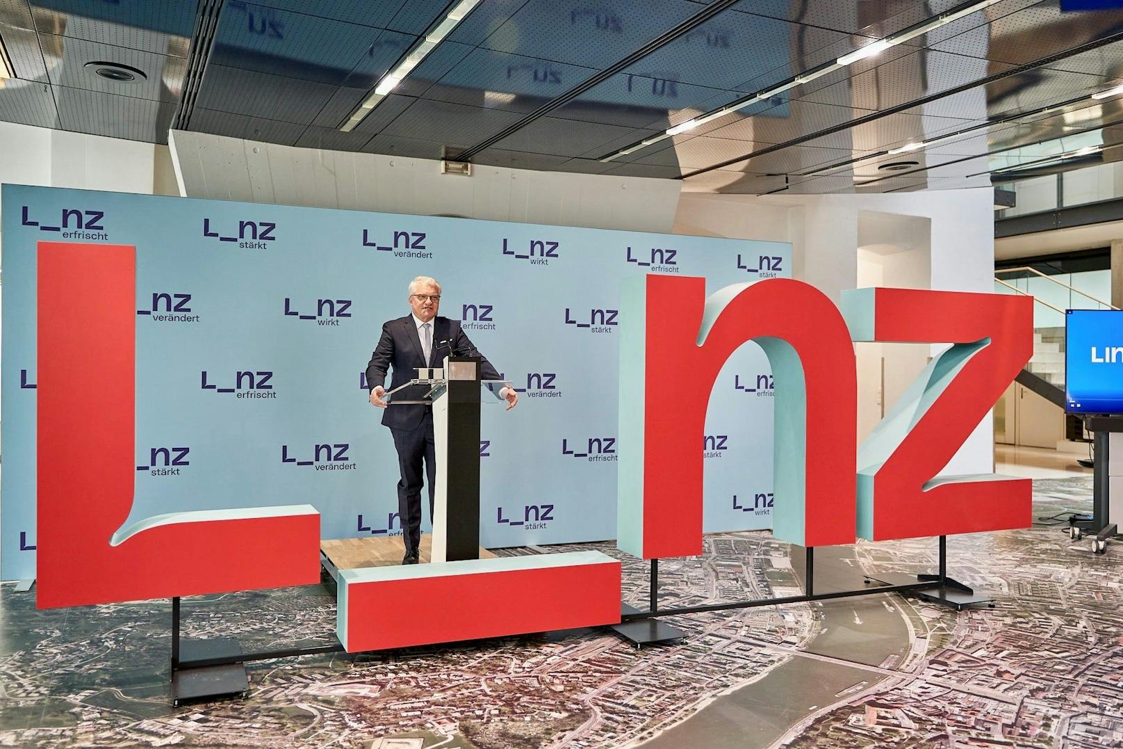 Der Linzer Bürgermeister Klaus Luger präsentiert das neue Logo. 