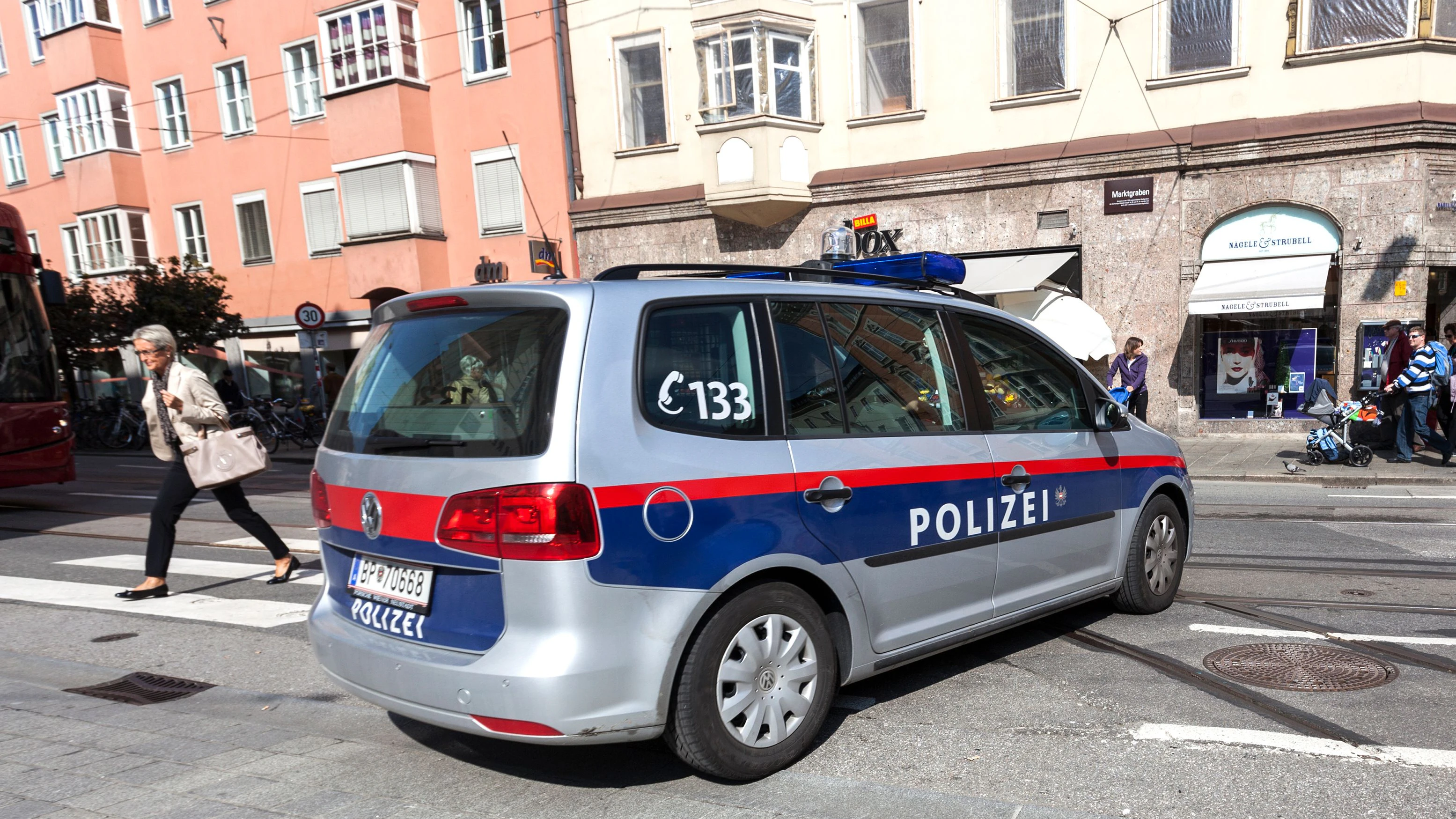Heute.at - Wahnsinnsfahrt: Mehrere Straßensperren durchbrochen