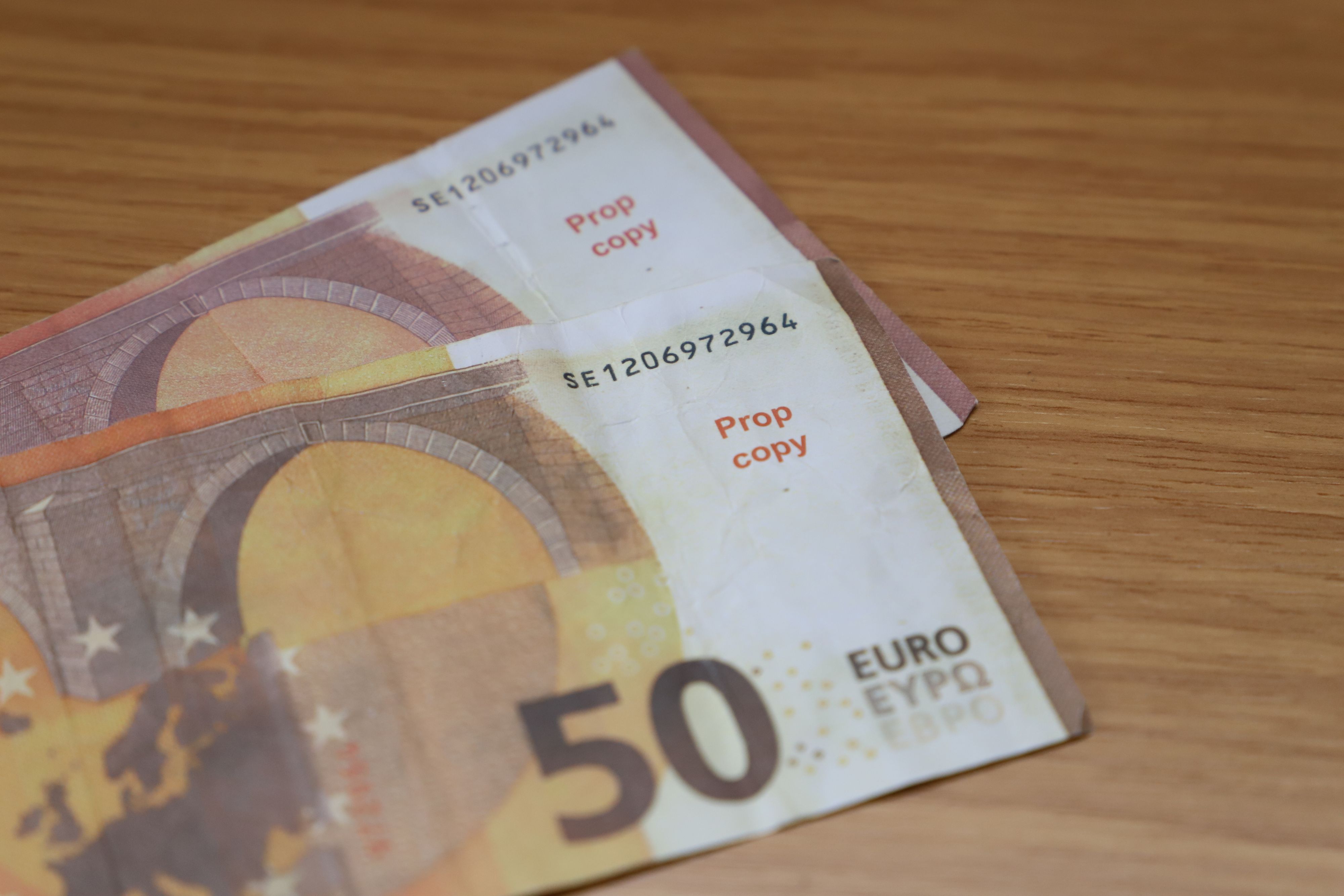 Diese Papiere wirken beim flüchtigen Gebrauch echt. Ein kleiner Vermerk 