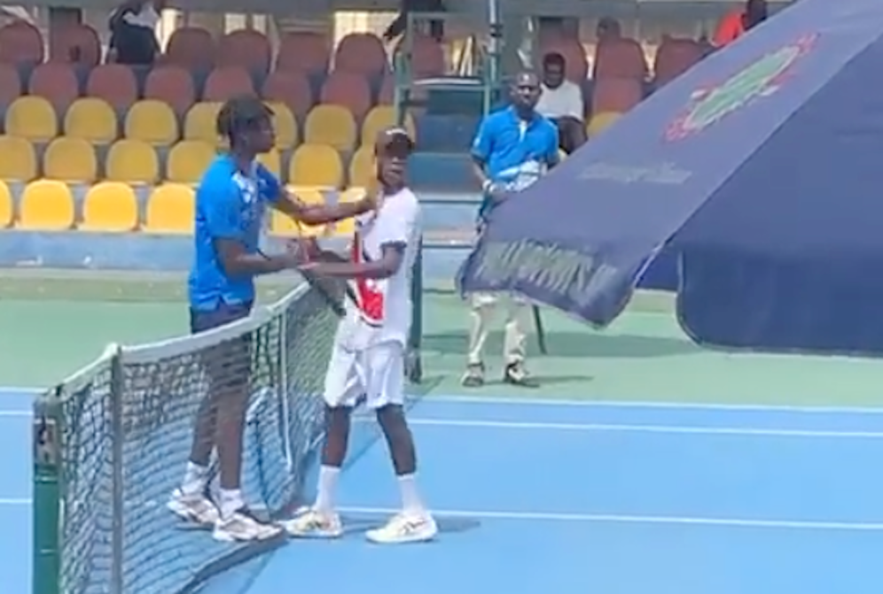 Michael Kouame watscht seinen Gegner.