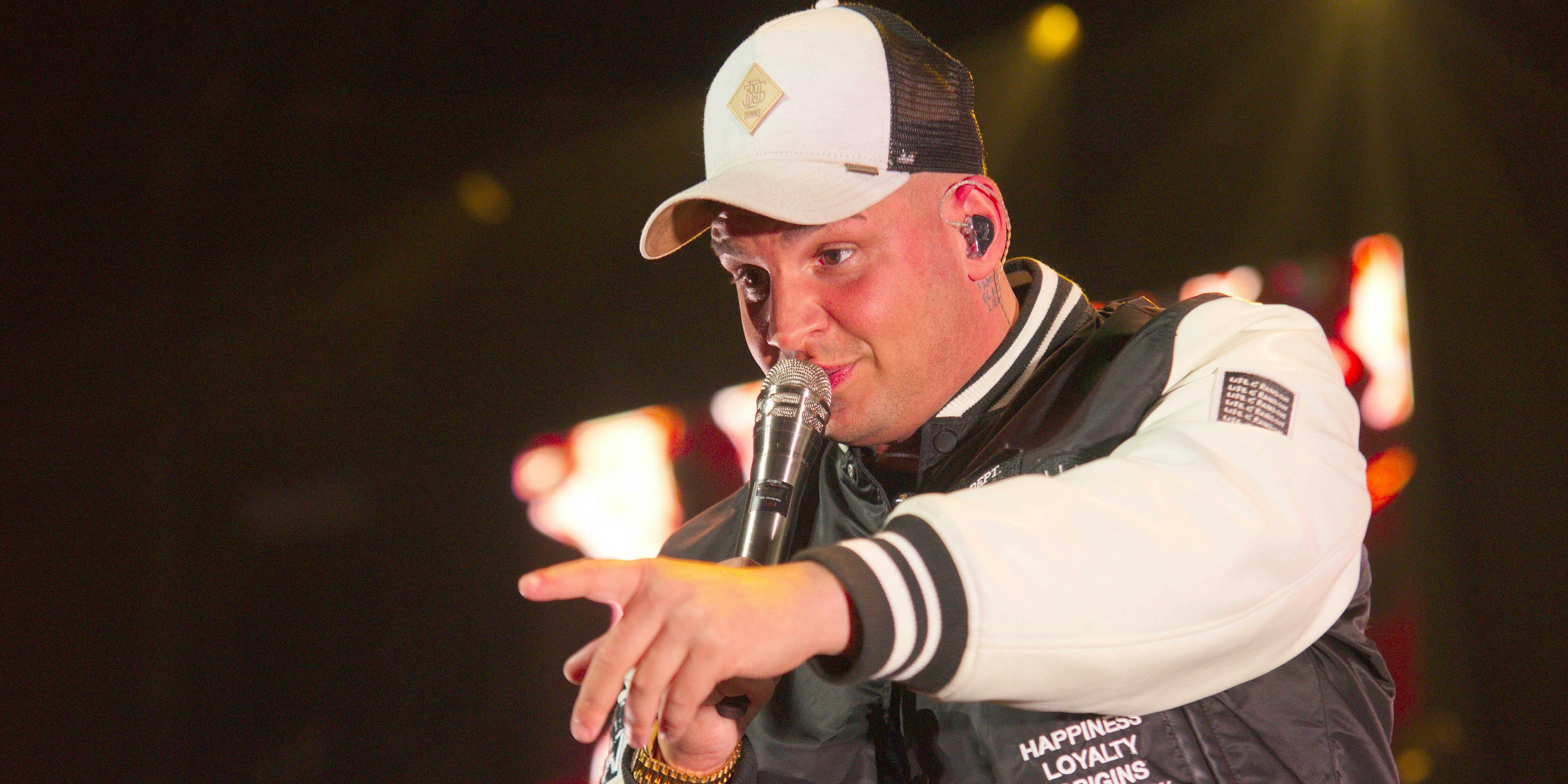 Der Sänger sagt seine Meinung.