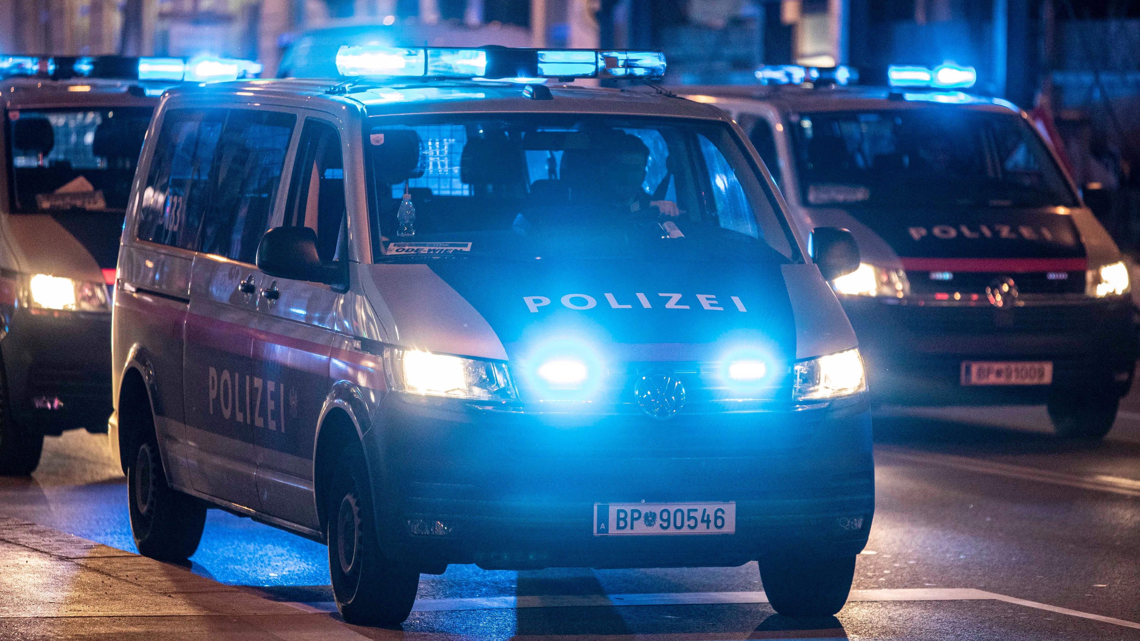 Download von www.picturedesk.com am 06.04.2022 (11:31).  Ein Polizeifahrzeug steht während einer Demonstration im Einsatz. Im Bild: Polizeiauto mit Blaulicht bei Nacht. Wien, Österreich. 18.03.2022 // Vienna police forces are in service during a demonstration. Picture: Police vehicle with blue flashlights in the night. Vienna, Austria. March 18th, 2022 - 20220318_PD20251 - Rechteinfo: Rights Managed (RM)
