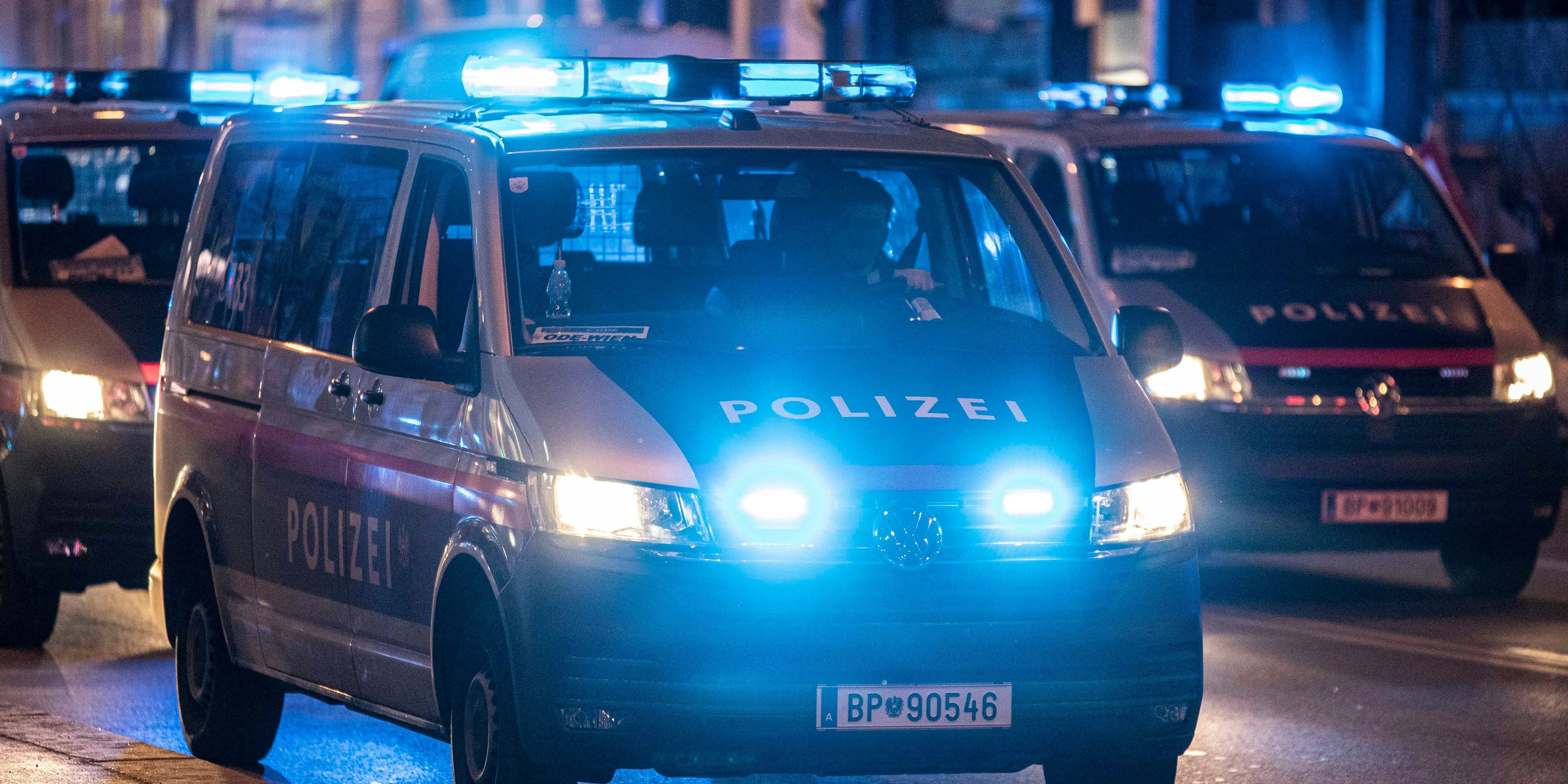 Download von www.picturedesk.com am 06.04.2022 (11:31).  Ein Polizeifahrzeug steht während einer Demonstration im Einsatz. Im Bild: Polizeiauto mit Blaulicht bei Nacht. Wien, Österreich. 18.03.2022 // Vienna police forces are in service during a demonstration. Picture: Police vehicle with blue flashlights in the night. Vienna, Austria. March 18th, 2022 - 20220318_PD20251 - Rechteinfo: Rights Managed (RM)