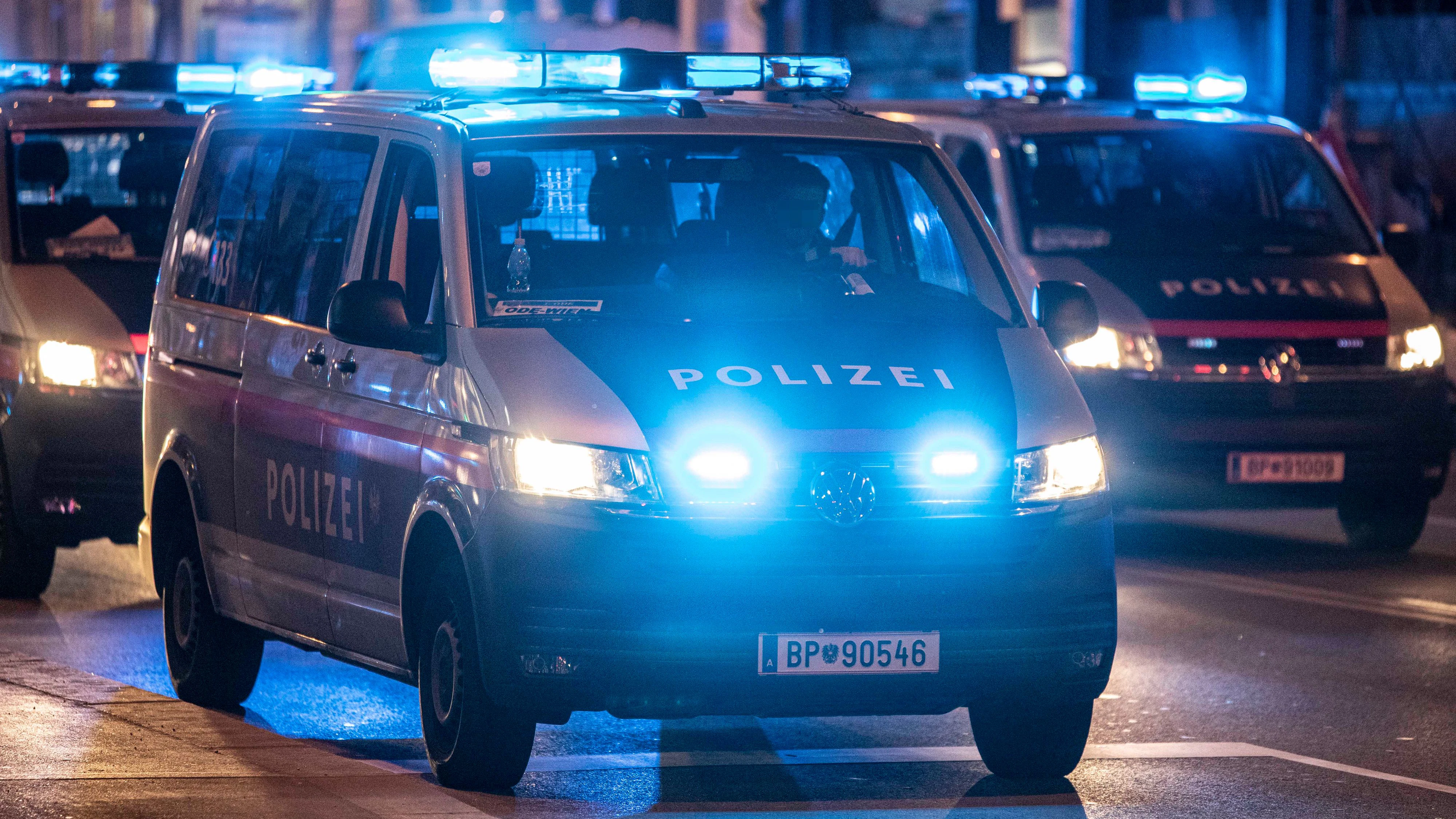 Download von www.picturedesk.com am 06.04.2022 (11:31).  Ein Polizeifahrzeug steht während einer Demonstration im Einsatz. Im Bild: Polizeiauto mit Blaulicht bei Nacht. Wien, Österreich. 18.03.2022 // Vienna police forces are in service during a demonstration. Picture: Police vehicle with blue flashlights in the night. Vienna, Austria. March 18th, 2022 - 20220318_PD20251 - Rechteinfo: Rights Managed (RM)