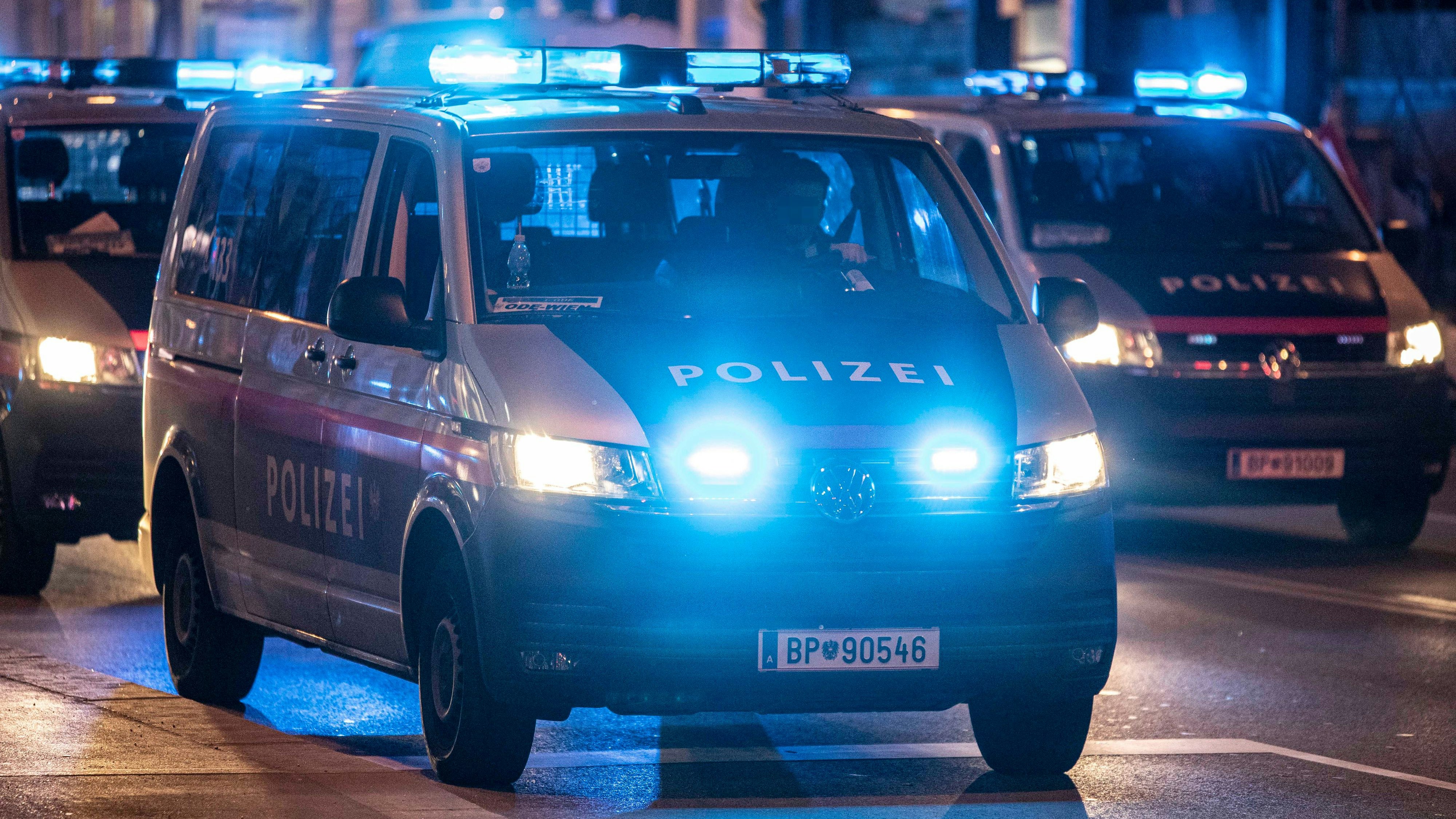 Download von www.picturedesk.com am 06.04.2022 (11:31).  Ein Polizeifahrzeug steht während einer Demonstration im Einsatz. Im Bild: Polizeiauto mit Blaulicht bei Nacht. Wien, Österreich. 18.03.2022 // Vienna police forces are in service during a demonstration. Picture: Police vehicle with blue flashlights in the night. Vienna, Austria. March 18th, 2022 - 20220318_PD20251 - Rechteinfo: Rights Managed (RM)
