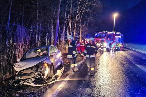 Die Einsatzkräfte am Unfallort.