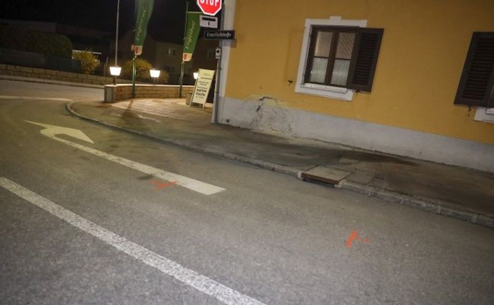 Der Mann krachte mit voller Wucht in die Hausmauer.