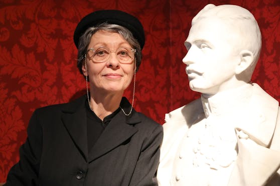 Elisabeth Joe Harriet führt Regie im Theaterstück ZITA KEHRT HEIM und spielt die letzte Kaiserin Österreich auch gleich selbst.
