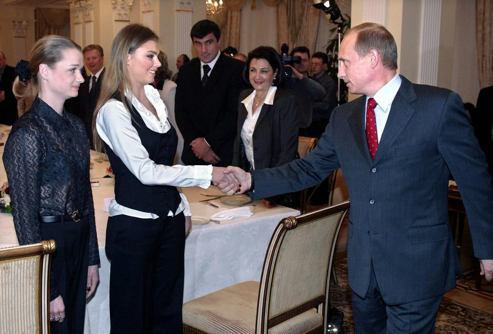 Handschlag vom Präsidenten: Putin trifft Kabaeva erneut bei einem Termin vor den Olympischen Spielen 2004 in Athen.