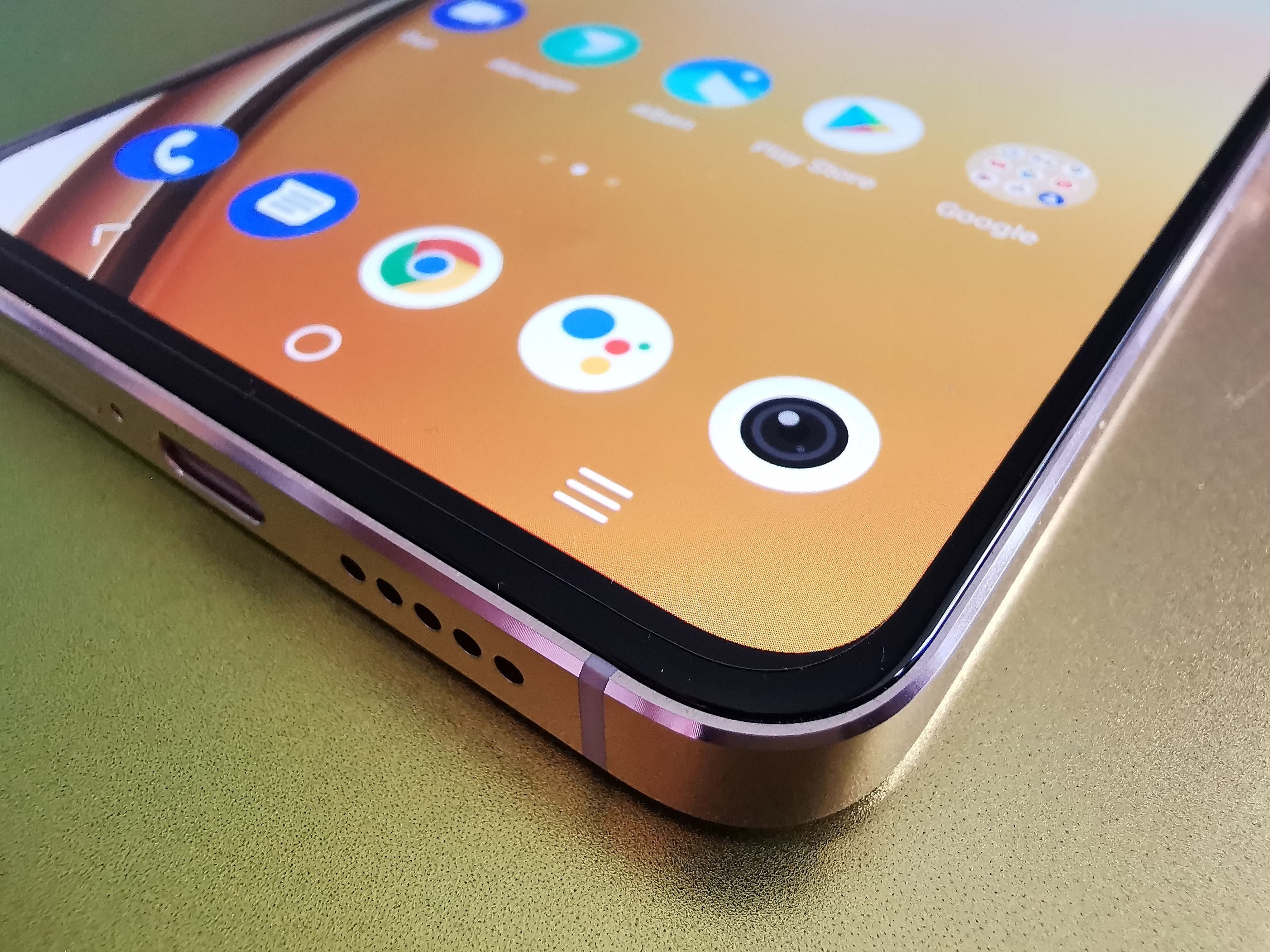 Sieht schick aus: Das Vivo V23 5G wirkt viel hochwertiger, als es der niedrige Preis vermuten lassen würde.