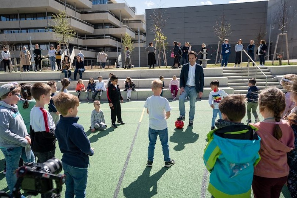 Die Anmeldung für die Summer City Camps startet ab 20. April 2023. Im Bild: Bildungsstadtrat Christoph Wiederkehr (Neos) beim Besuch einer der Camps.