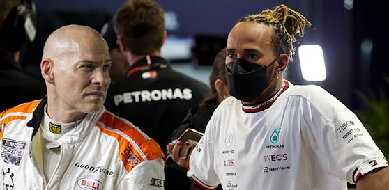 Jaques Villeneuve stellt eine Theorie auf, warum Lewis Hamiton nicht mit seinem Mercedes-Boliden zurecht kommt. 