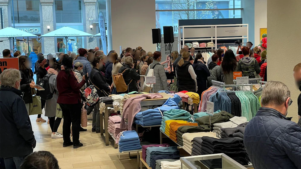 Mit satten Rabatten lockten einige Bekleidungs-Stores Kunden an.